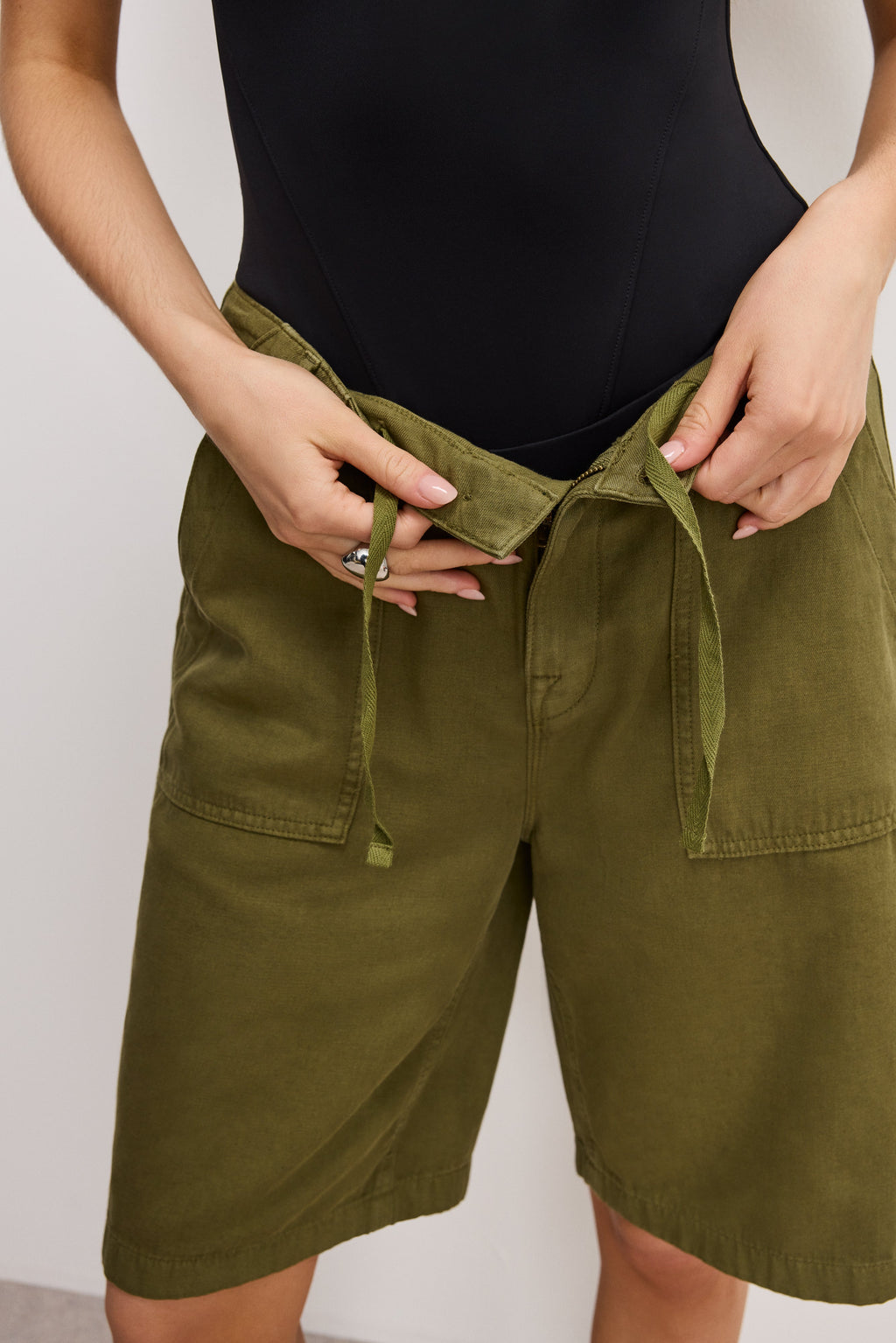 Luxury LITE LINEN BERMUDA SHORT MARTINI OLIVE002